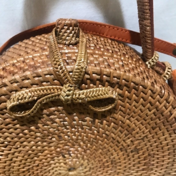 Round Bamboo Hand made straw Leathet Strap Handbag NWOT 8W x7.5 H 3D - Picture 2 of 3